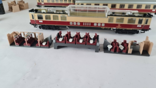 Inneneinrichtung für Märklin 4090: DB TEE Aussichtswagen mehrfarbig, Variante 15 Tische inkl. Lämpchen