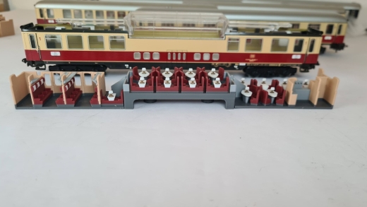 Inneneinrichtung für Märklin 4090: DB TEE Aussichtswagen mehrfarbig, Variante 15 Tische inkl. Lämpchen