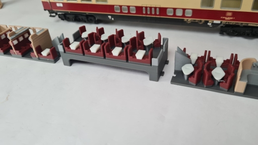 Inneneinrichtung für Märklin 4090: DB TEE Aussichtswagen mehrfarbig, Variante 15 Tische inkl. Lämpchen