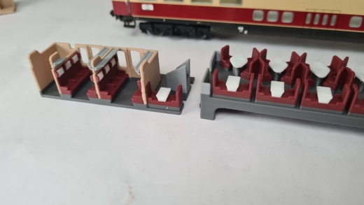 Inneneinrichtung für Märklin 4090: DB TEE Aussichtswagen mehrfarbig, Variante 15 Tische inkl. Lämpchen