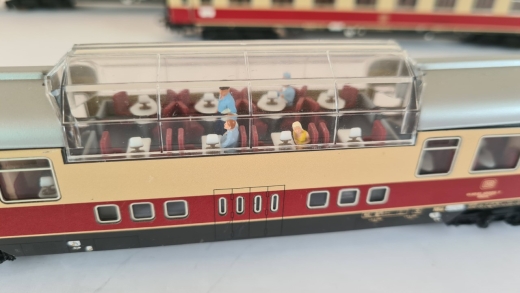 Inneneinrichtung für Märklin 4090: DB TEE Aussichtswagen mehrfarbig, Variante 15 Tische inkl. Lämpchen
