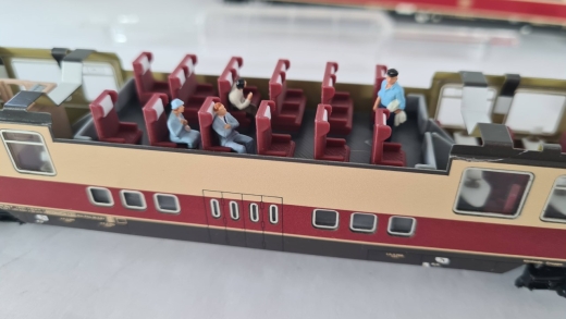Inneneinrichtung für Märklin 4090: DB TEE Aussichtswagen mehrfarbig, Variante 7 Tische inkl. Lämpchen