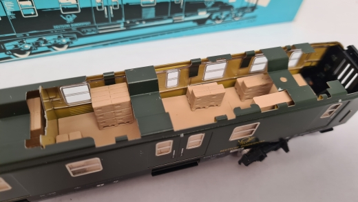 Inneneinrichtung für Märklin 4047: DB Postwagen
