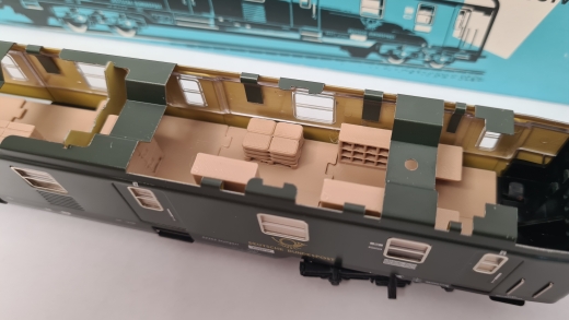 Inneneinrichtung für Märklin 4047: DB Postwagen