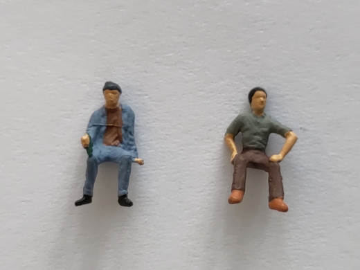 Set feiner Figuren 1:120, in der Regel sitzend, farbig assortiert, 5 Stk.