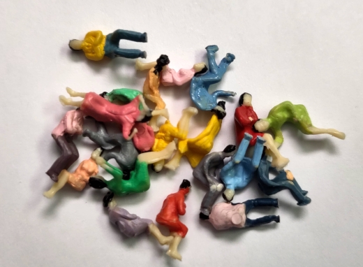 Set: Figuren, einfache Ausführung, sitzend. Assortiert, 1:100. 20 Stück