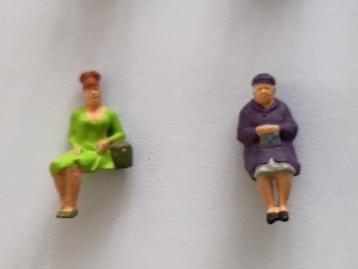 Set feiner Figuren 1:87, sitzend, farbig assortiert, 5 Stk.