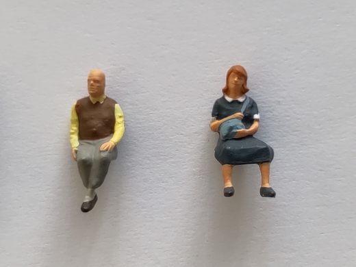 Set feiner Figuren 1:87, sitzend, farbig assortiert, 5 Stk.