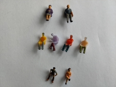 Musterset : Sitzende Figuren (div. Grössen, div. Farben)